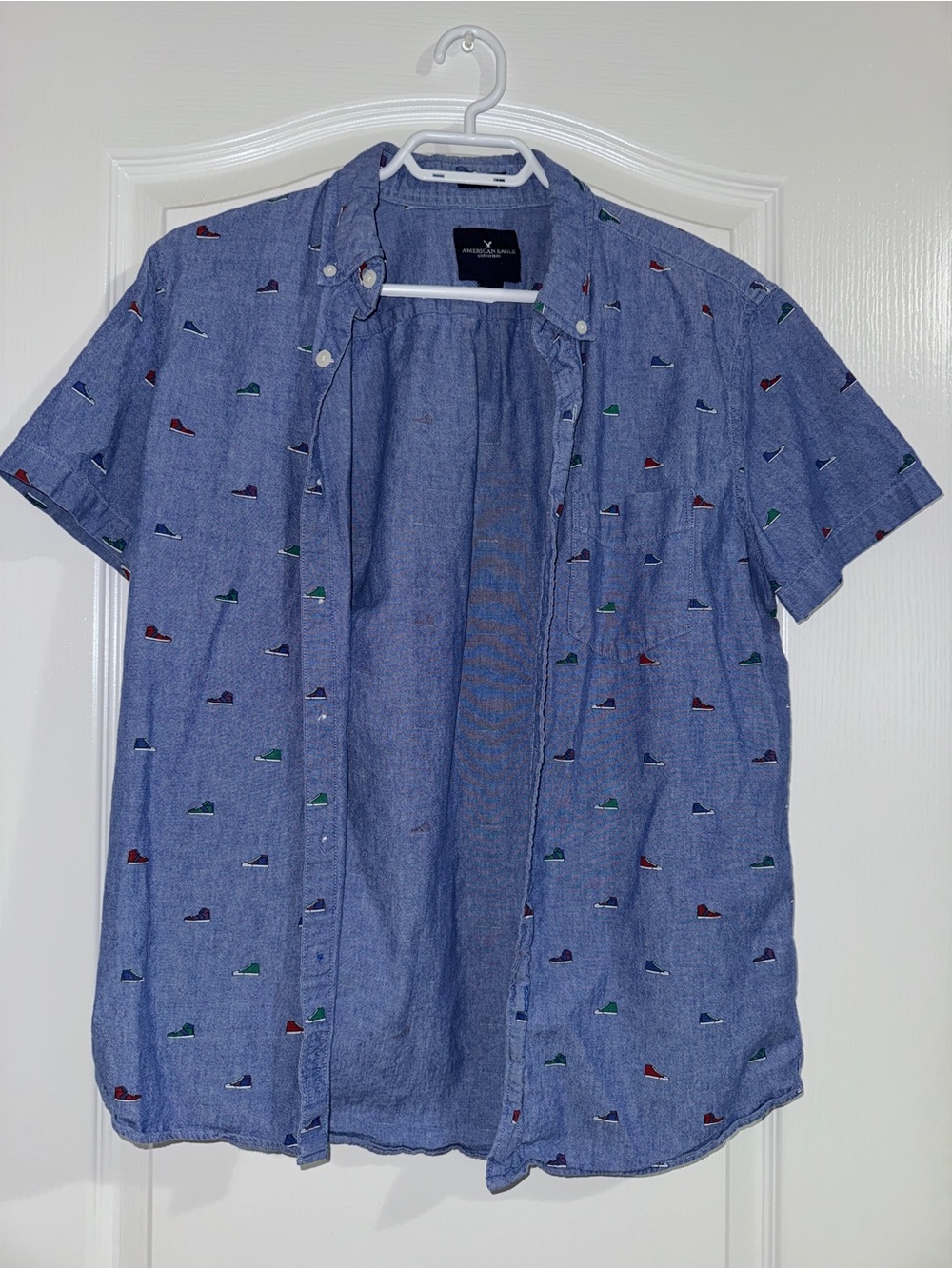 Men's Short-Sleeve Blue Button-Down Shirt With Sneaker Pattern